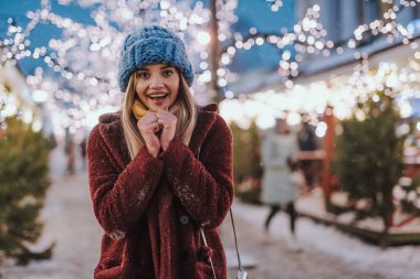 Kameraya bakan mutlu genç bir bayan.