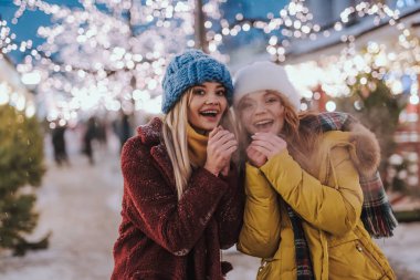 Yürüyüş sırasında kamerada poz veren memnun kızlar