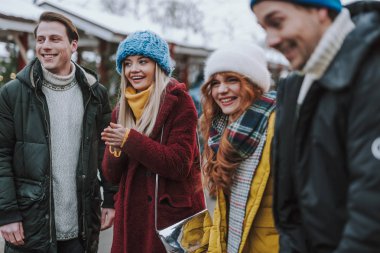 Pozitif memnun gençler birlikte eğleniyor