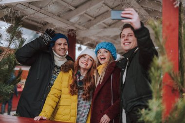 Yakışıklı esmer erkek kişi selfie fotoğraf yapıyor