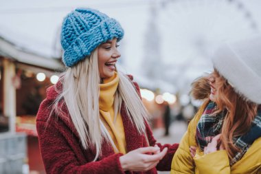 Olumlu memnun sarışın kadın şaka gülüyor