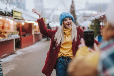 Kamerada poz verirken yüzler yapan mutlu kız