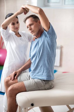 Kadın doktor erkek elini uzatır.