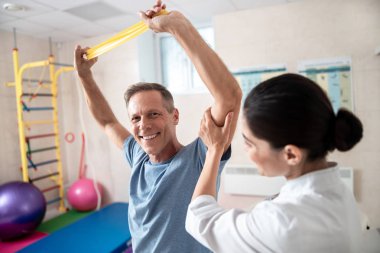 Kadın doktor ile rehabilitasyon egzersizleri yapan adam