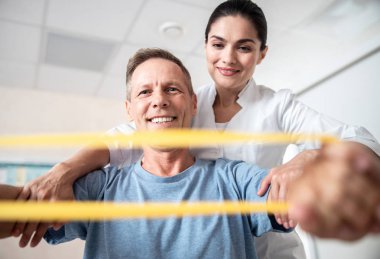 Fitness için lastik bant kullanarak Mutlu erkek hasta