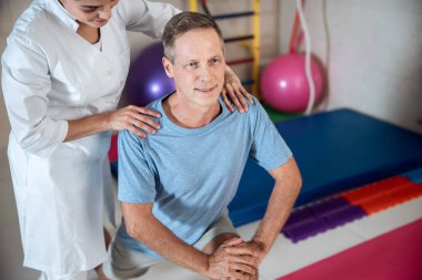 Gülümseyen adam adam odada bacaklar ile lunging