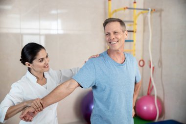 Mutlu olgun adam el germe yapıyor