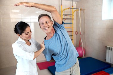 Gülümseyen adam yana eğilir yapıyor