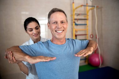 Mutlu adam elleriyle egzersiz yapıyor