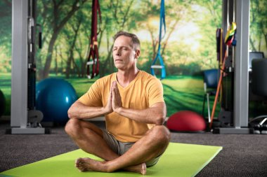 Egzersiz sonrası oturan sakin yetişkin erkek hasta