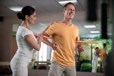 Mutlu erkek hasta özel jimnastik yapıyor