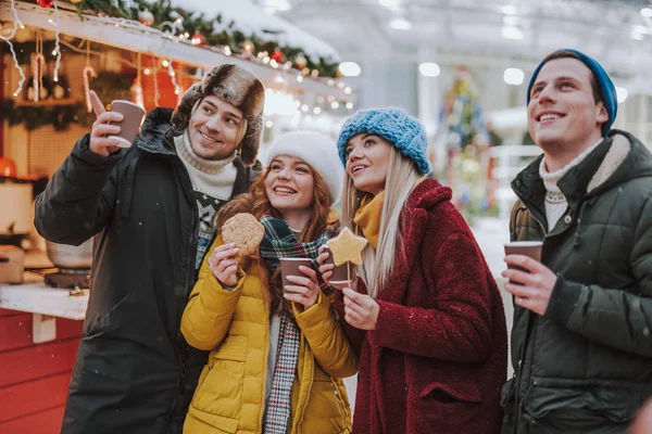 Yukarı bakan bir grup mutlu genç