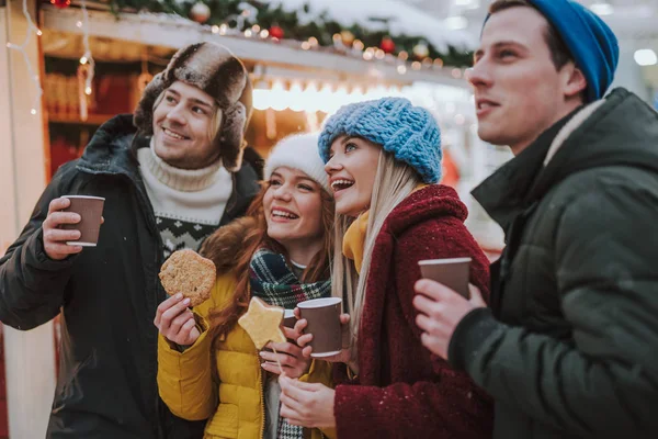 Eşleri ile birlikte yürüyen neşeli kızlar