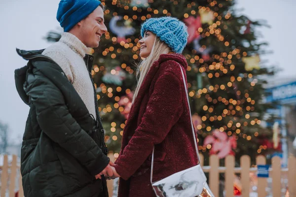 Agradable pareja amorosa de pie cerca del árbol de Navidad — Foto de Stock