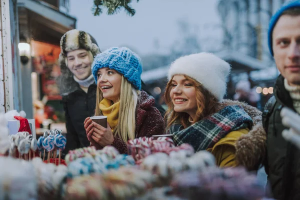 Derslerden sonra birlikte eğlenen neşeli öğrenciler