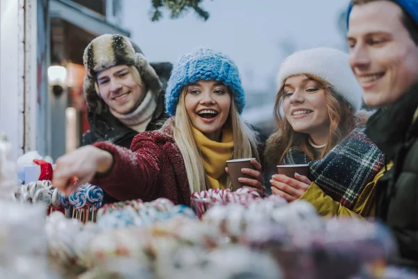 Sevimli sarışın kız küçük lezzetli lolipop seçimi