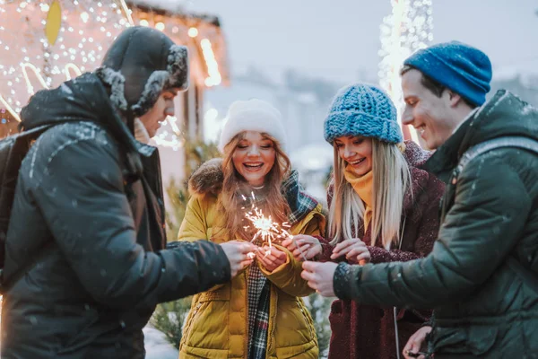 Kış sınavlarının bitmesini kutlayan neşeli arkadaşlar