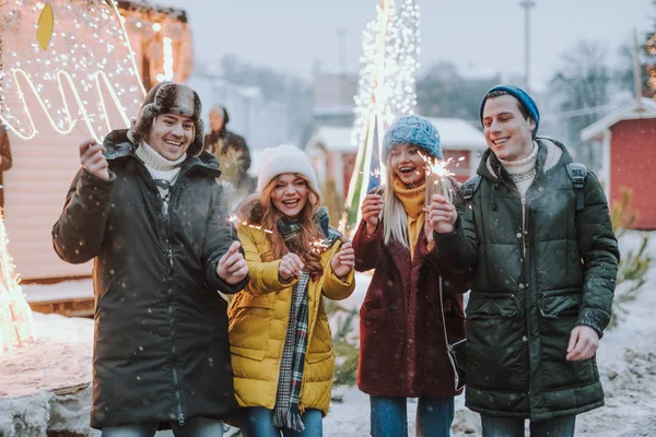 Heureux les jeunes profitant de leurs vacances d'hiver — Photo