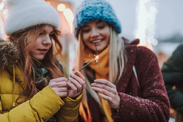 Konsantre uzun saçlı kız parıltıları dışarı yıldırım