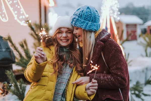 Joyful mejores amigos divertirse en el mercado de Navidad —  Fotos de Stock