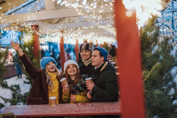 Şenlikli atmosferin tadını çıkaran mutlu öğrenciler grubu
