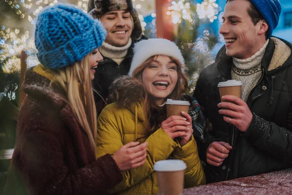 Memnun genç kadın kişi komik şaka gülüyor