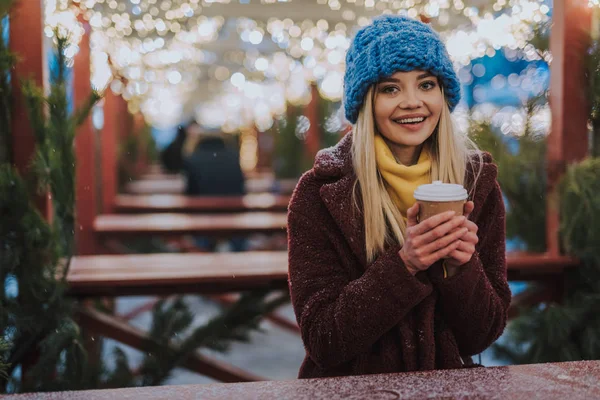 Güzel uzun saçlı sarışın kız kameraya bakıyor