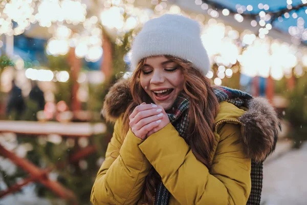 Agradable estudiante de pelo largo visitando el mercado de Navidad solo —  Fotos de Stock