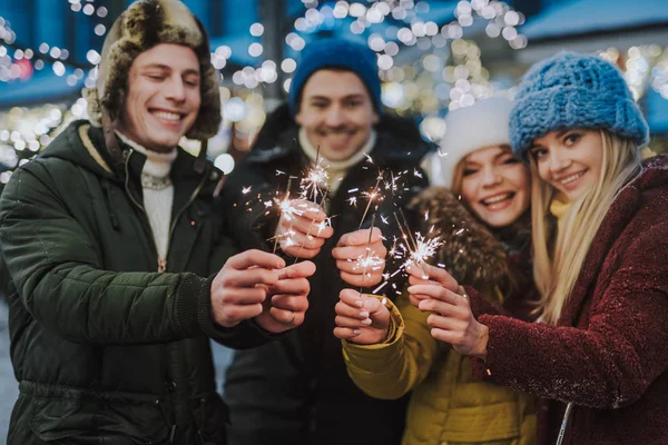Bir grup genç insan yeni yıl kutlama