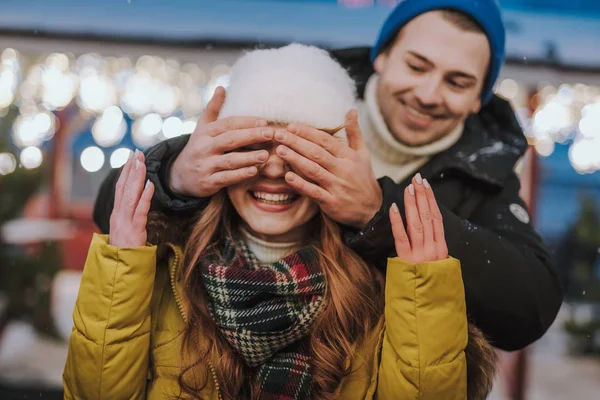 Felice ragazza dai capelli lunghi disposti a guardare la sua sorpresa — Foto Stock