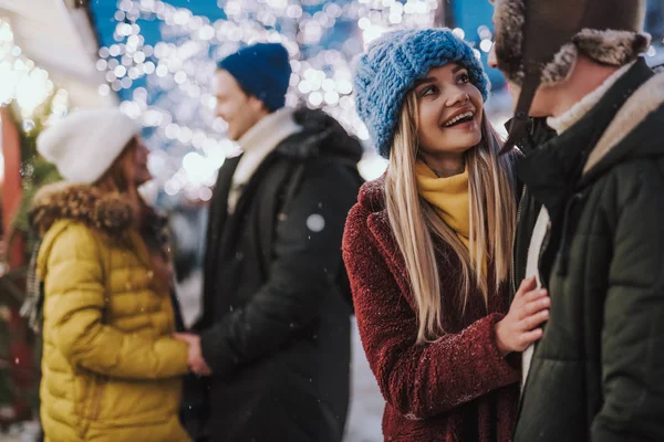 Eşleriile tarih sahip neşeli kızlar