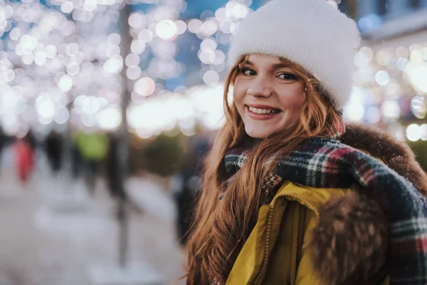 Çekici uzun saçlı kadın kameraya düz bakıyor