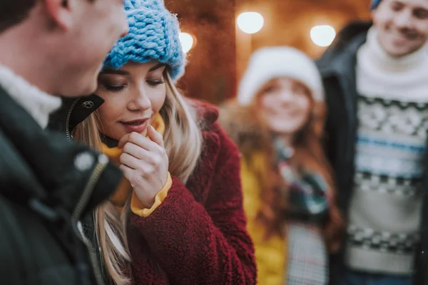 Encantadora jovencita apoyada en su novio — Foto de Stock