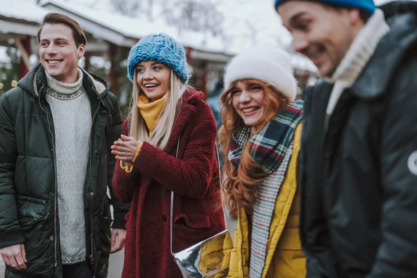 Pozitif memnun gençler birlikte eğleniyor