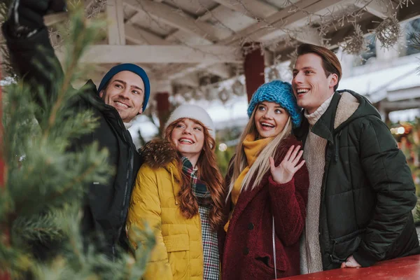 Mutlu öğrenciler yürüyüşsırasında fotoğraf çekiyor