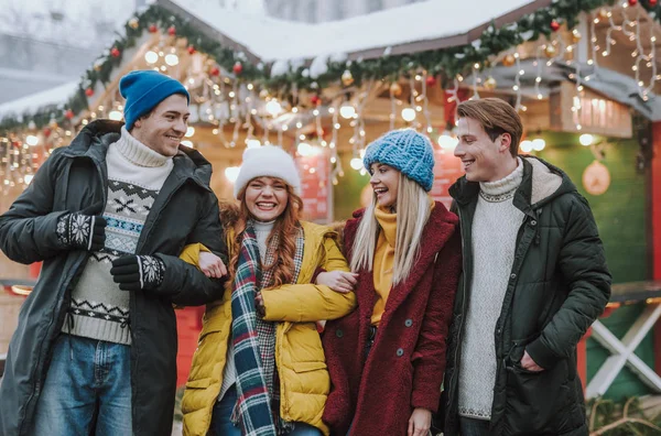 Jeunes gens joyeux marchant ensemble après les cours — Photo