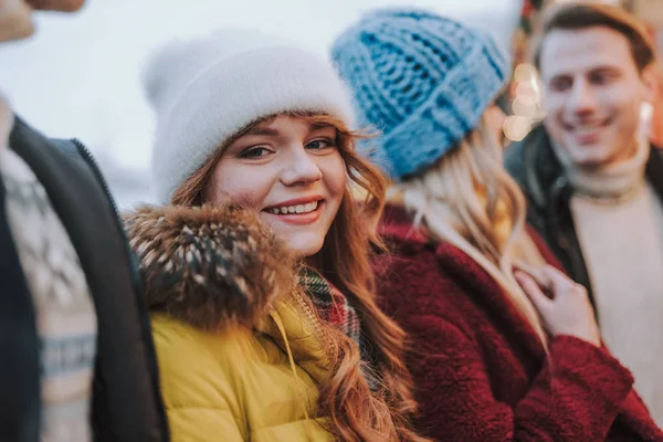 Çekici bir kadın kameraya bakıyor.