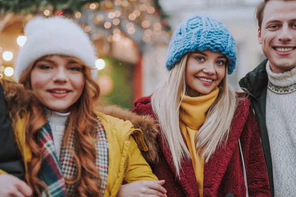 Kamerada poz veren inanılmaz kızların yakın çekimi