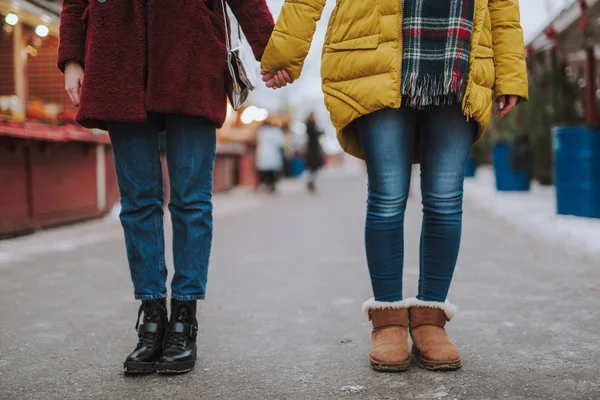 Dos mejores amigos caminando en el mercado de Navidad — Foto de Stock