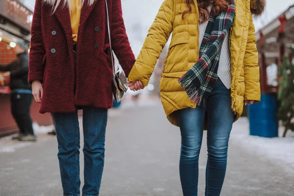 Acercamiento de dos chicas que cogidas de la mano — Foto de Stock