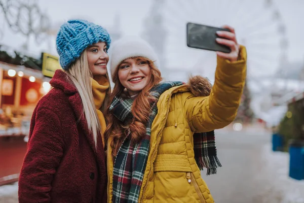 Dos chicas guapas haciendo selfie en el móvil —  Fotos de Stock