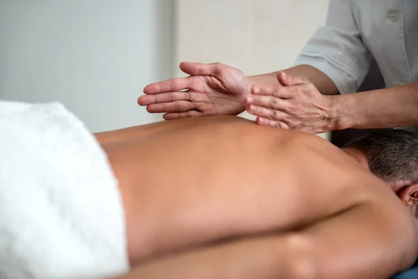 Ženský doktor dělá masáž pro člověka — Stock fotografie