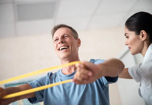Mutlu erkek hasta rehabilitasyon egzersizleri yapıyor — Stok fotoğraf