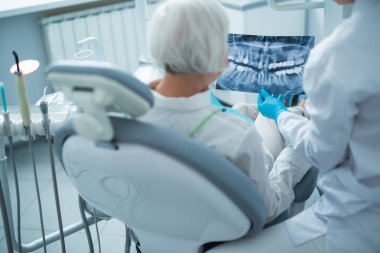 X-ışını Kliniği kadın hastaya gösterilen diş hekimi