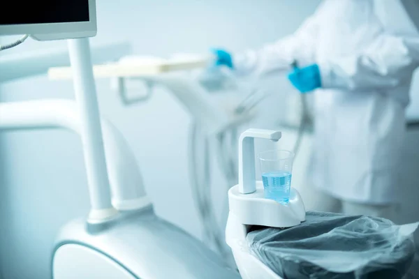 Zahnarzt in sterilen Handschuhen in der Nähe von zahnärztlichen Geräten — Stockfoto