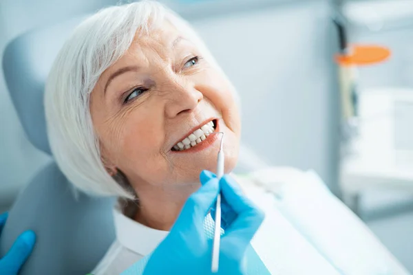 Leende mogen dam med en Checkup på tandläkare — Stockfoto
