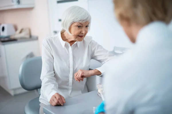 Yetişkin kadın dikkatle doktor dinliyor — Stok fotoğraf