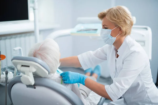 Dentista femenino está listo para tratar los dientes — Foto de Stock