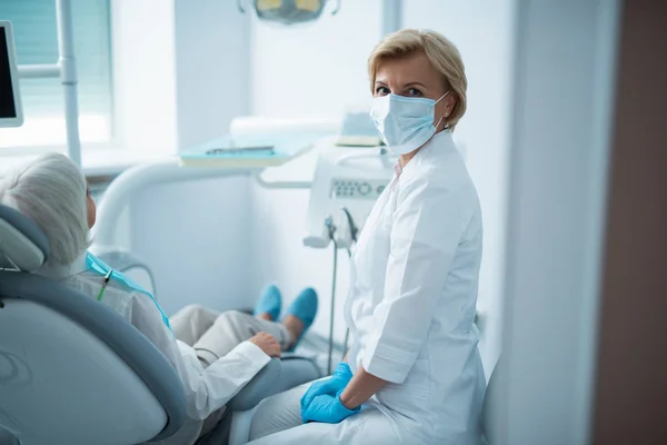 女牙医与她成熟的白发病人 — 图库照片