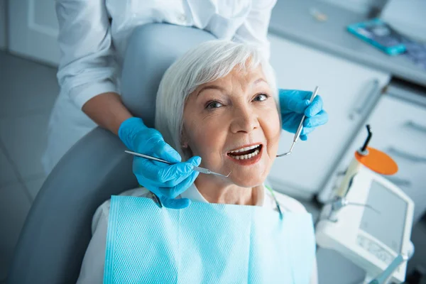 Mujer adulta se está revisando los dientes — Foto de Stock